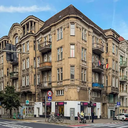 Family With Balcony Near Mtp By Renters Apartament