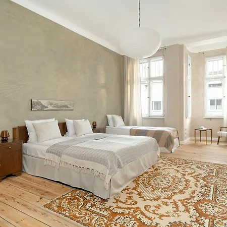 Family With Balcony Near Mtp By Renters Apartment *